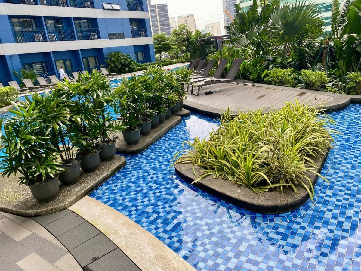 Galloping Executive Makati Gym Swim Park 300 Mbps * Manila