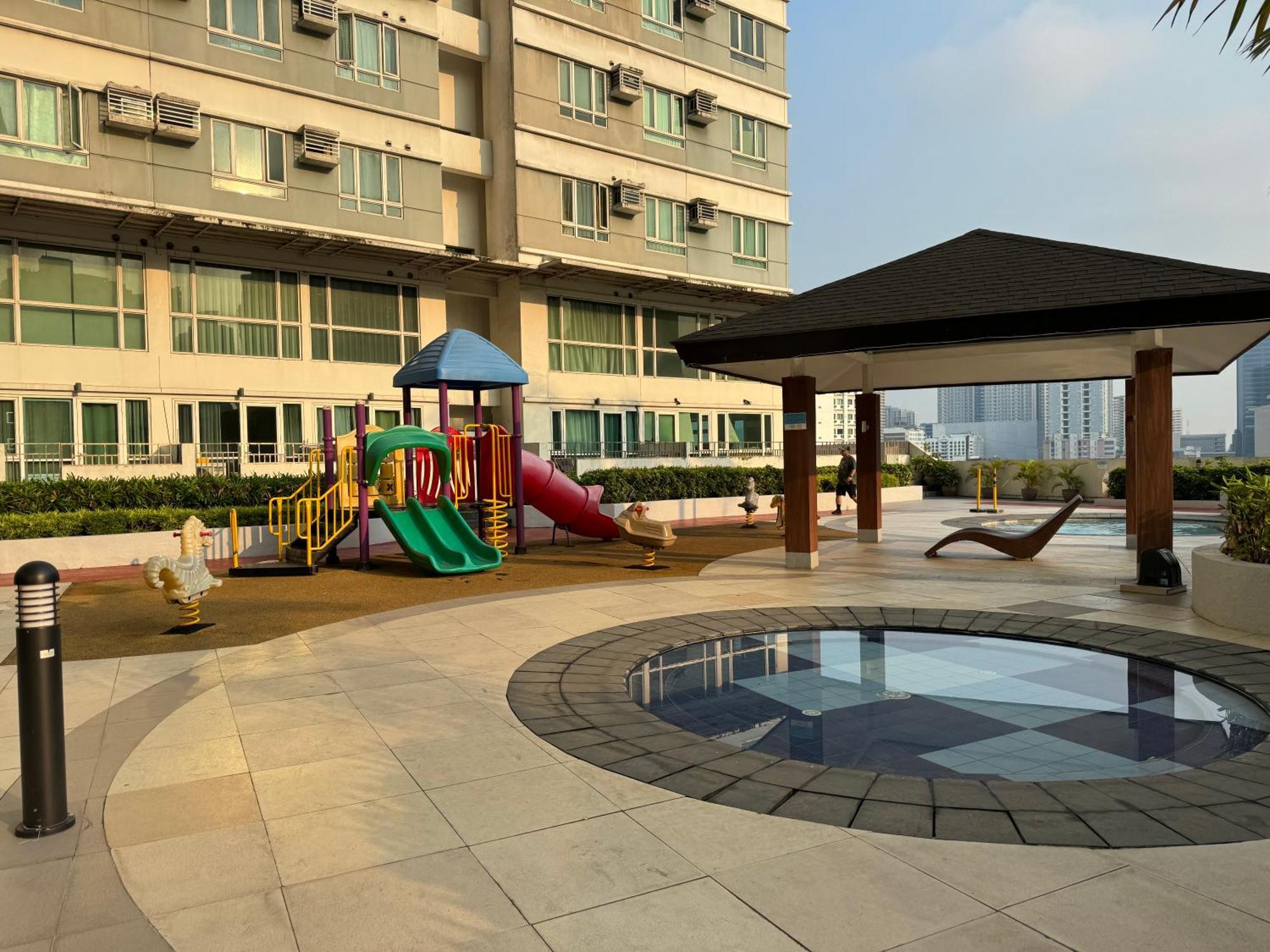 Beacon Makati Free Pool Access Free Wifi 100mbps & Free Netflix *