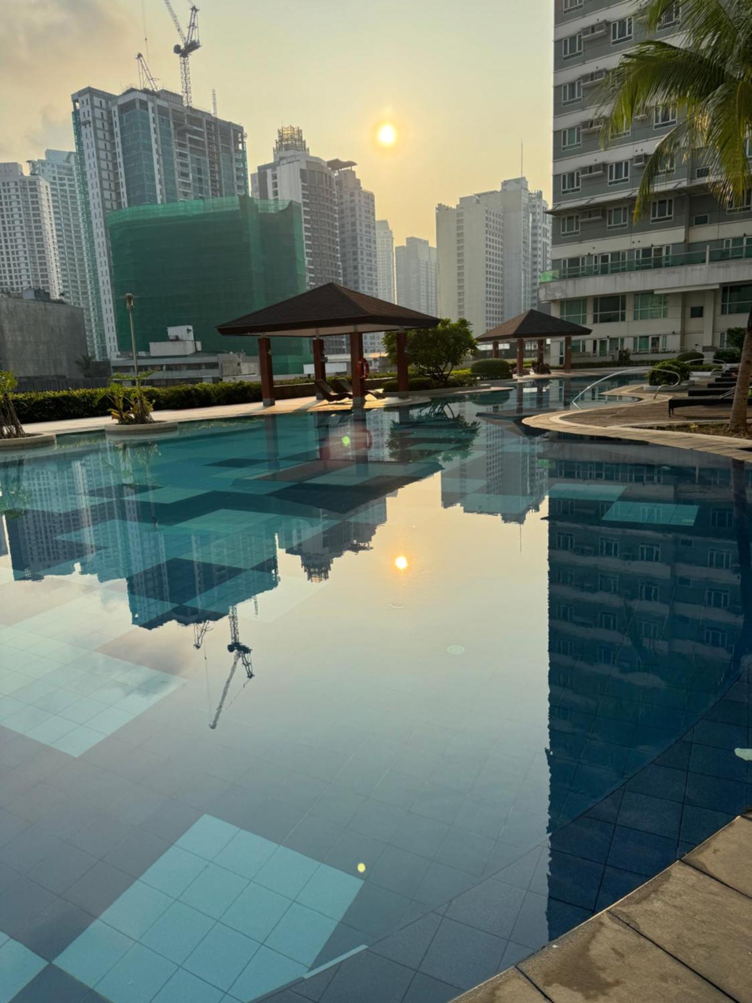 Beacon Makati Free Pool Access Free Wifi 100mbps & Free Netflix Manila