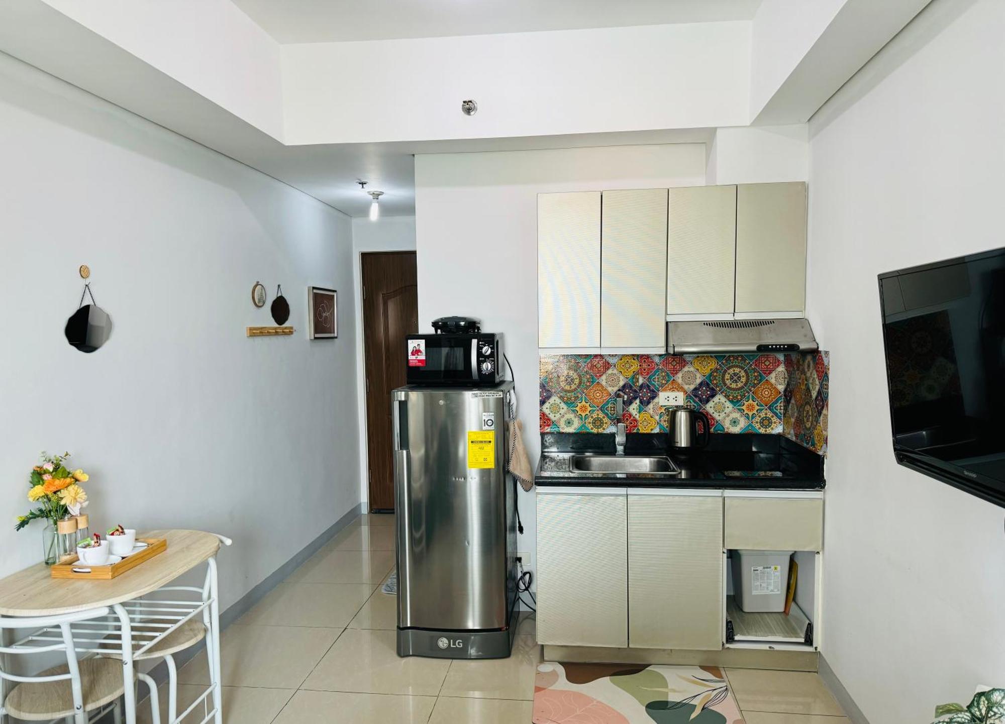 Beacon Makati Free Pool Access Free Wifi 100mbps & Free Netflix * Manila