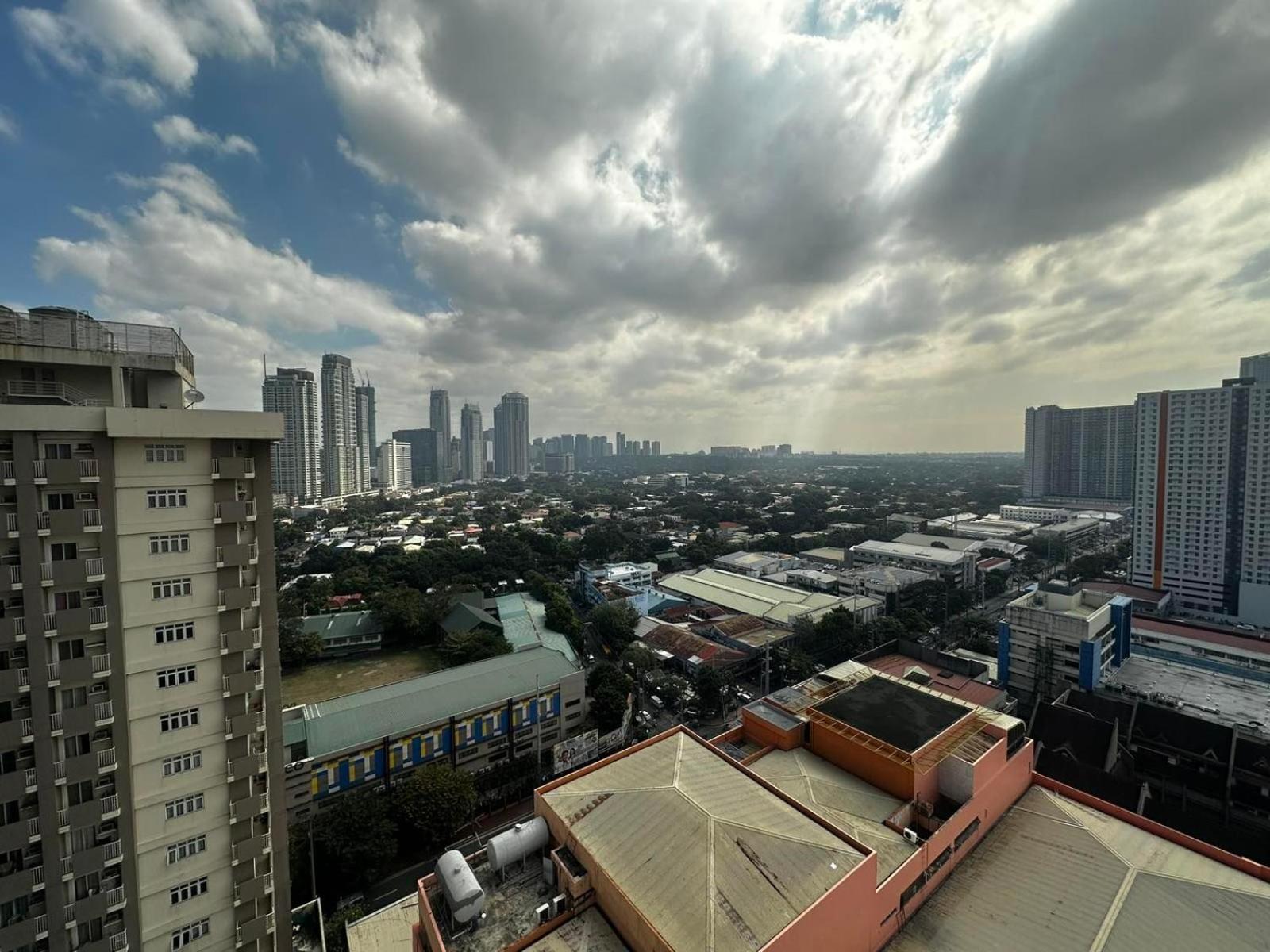 1br-corner Unit At Laureano Di Trevi Makati *
