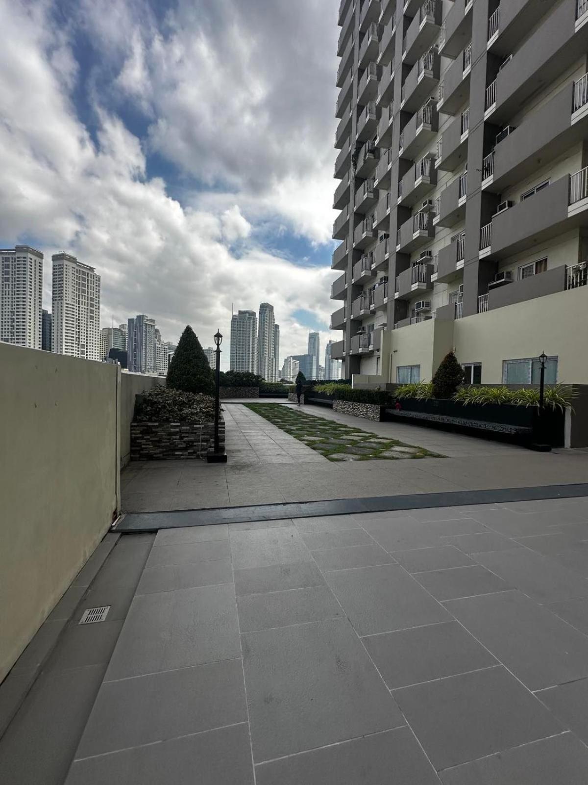 1br-corner Unit At Laureano Di Trevi Makati Apartment