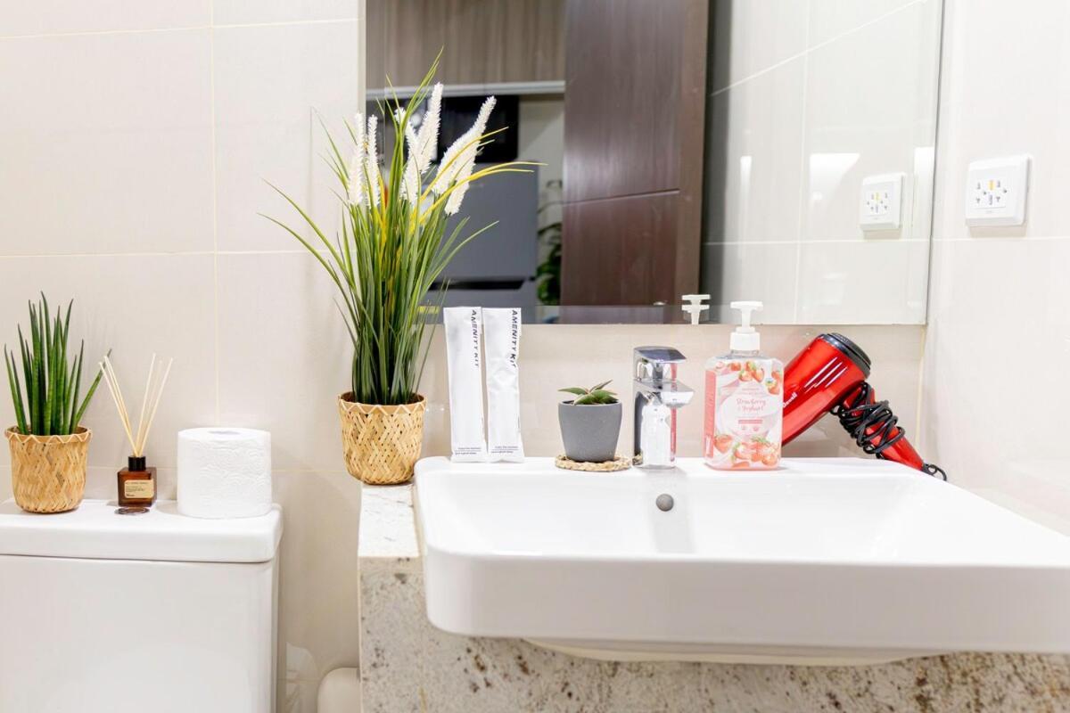 Apartment Luxx Mckinley With Fast Wifi In Bgc *
