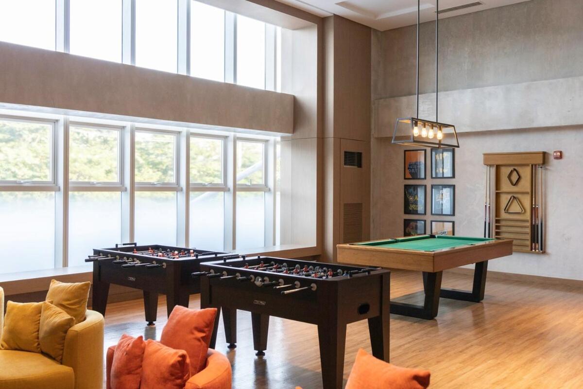 Apartment Luxx Mckinley With Fast Wifi In Bgc Manila