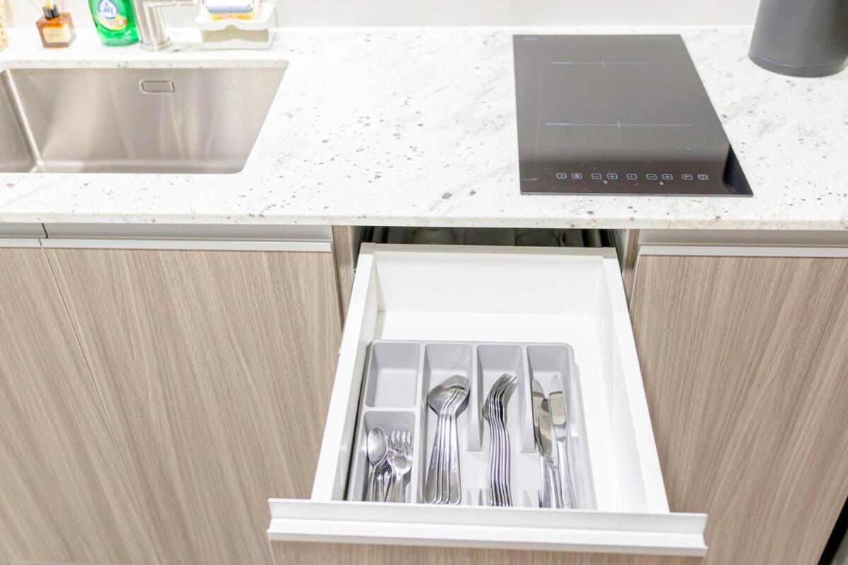 Luxx Mckinley With Fast Wifi In Bgc Apartment