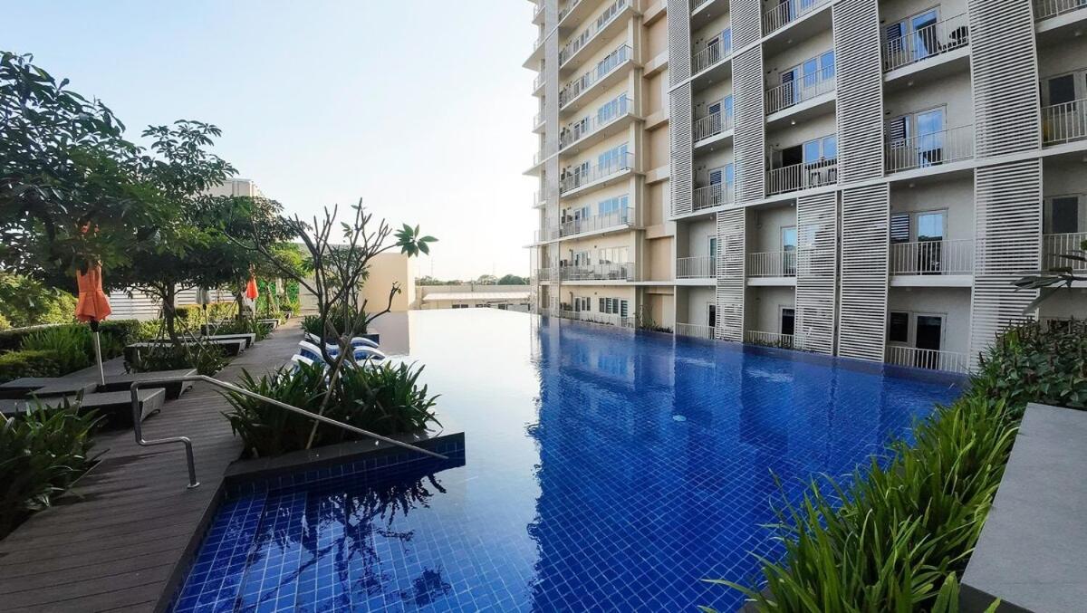 Apartment Luxx Mckinley With Fast Wifi In Bgc Manila