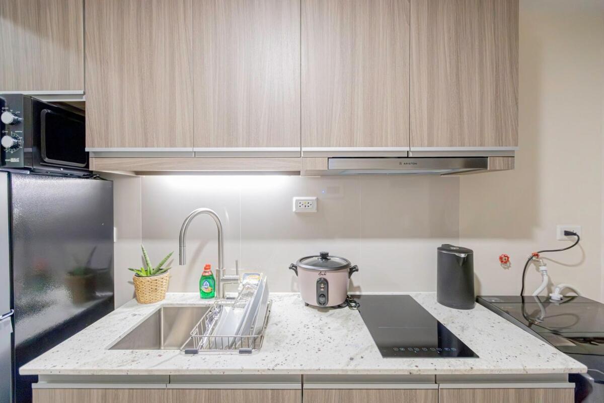 Luxx Mckinley With Fast Wifi In Bgc *