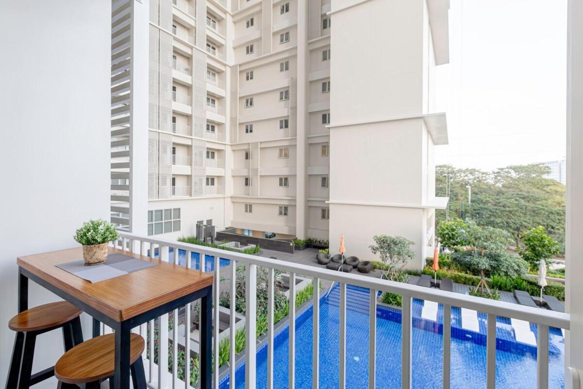 Luxx Mckinley With Fast Wifi In Bgc *