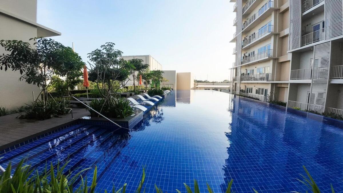 Luxx Mckinley With Fast Wifi In Bgc