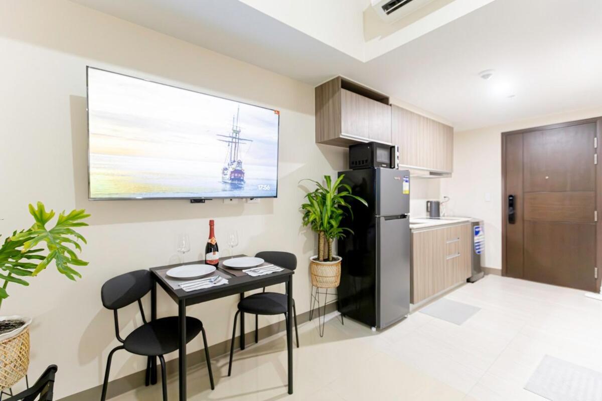 Apartment Luxx Mckinley With Fast Wifi In Bgc Manila