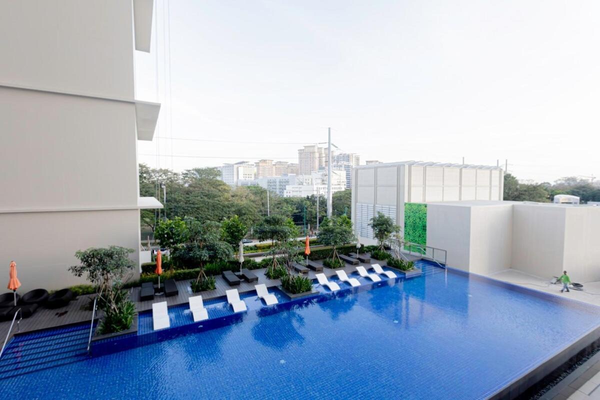Apartment Luxx Mckinley With Fast Wifi In Bgc
