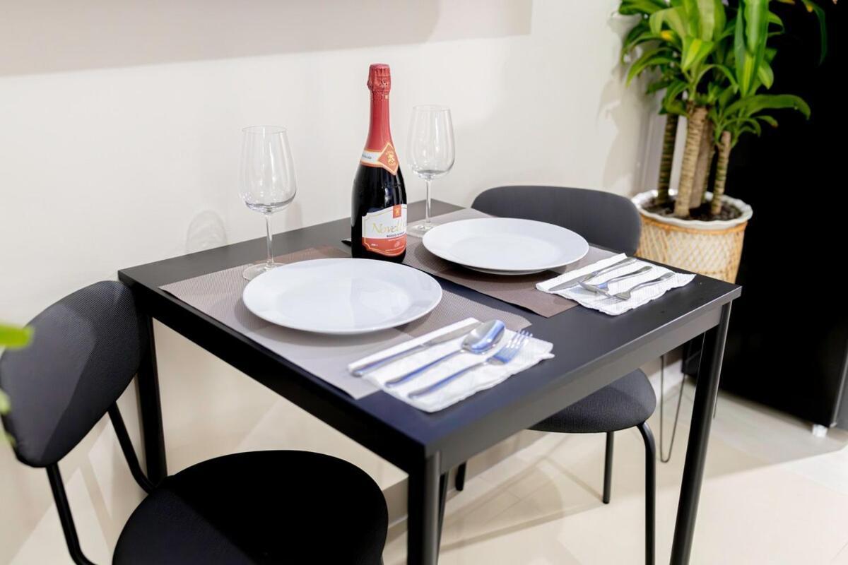 Apartment Luxx Mckinley With Fast Wifi In Bgc *