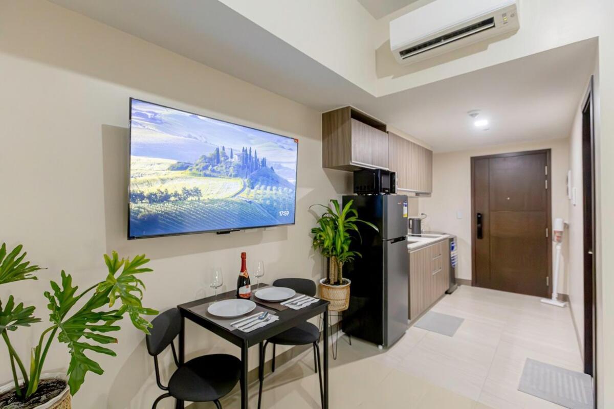 Luxx Mckinley With Fast Wifi In Bgc *