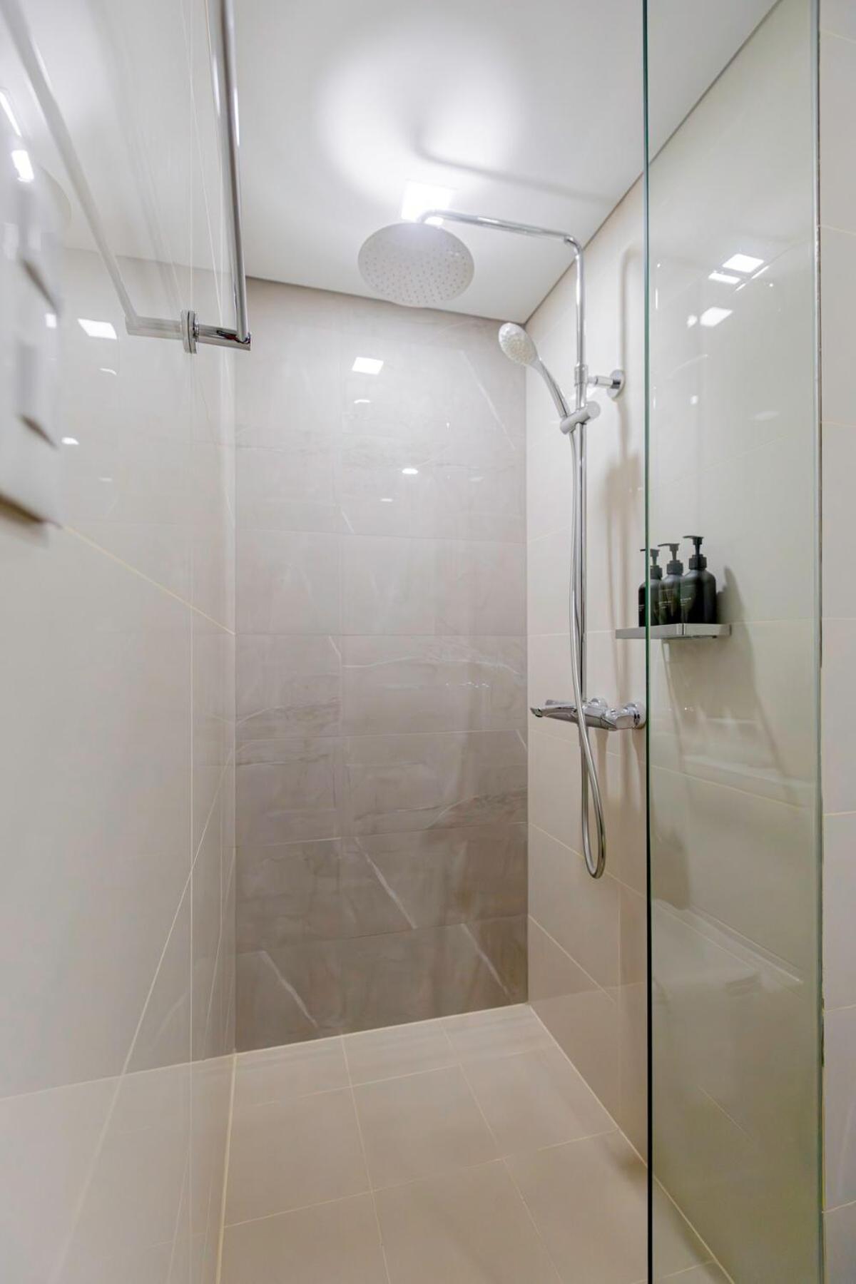 Luxx Mckinley With Fast Wifi In Bgc Apartment *