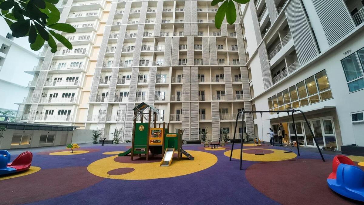 Apartment Luxx Mckinley With Fast Wifi In Bgc Manila