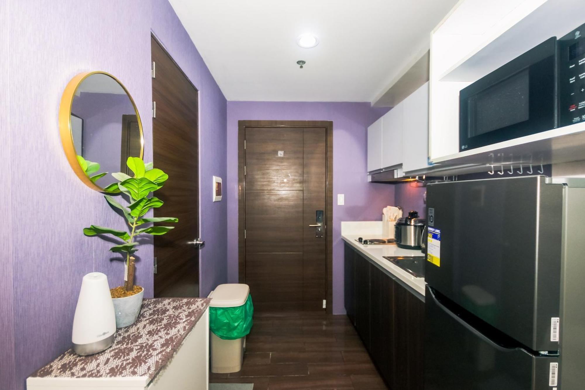 Traveler's Playground Makati Gym Swim Park Interrnet 300 Mb Apartment