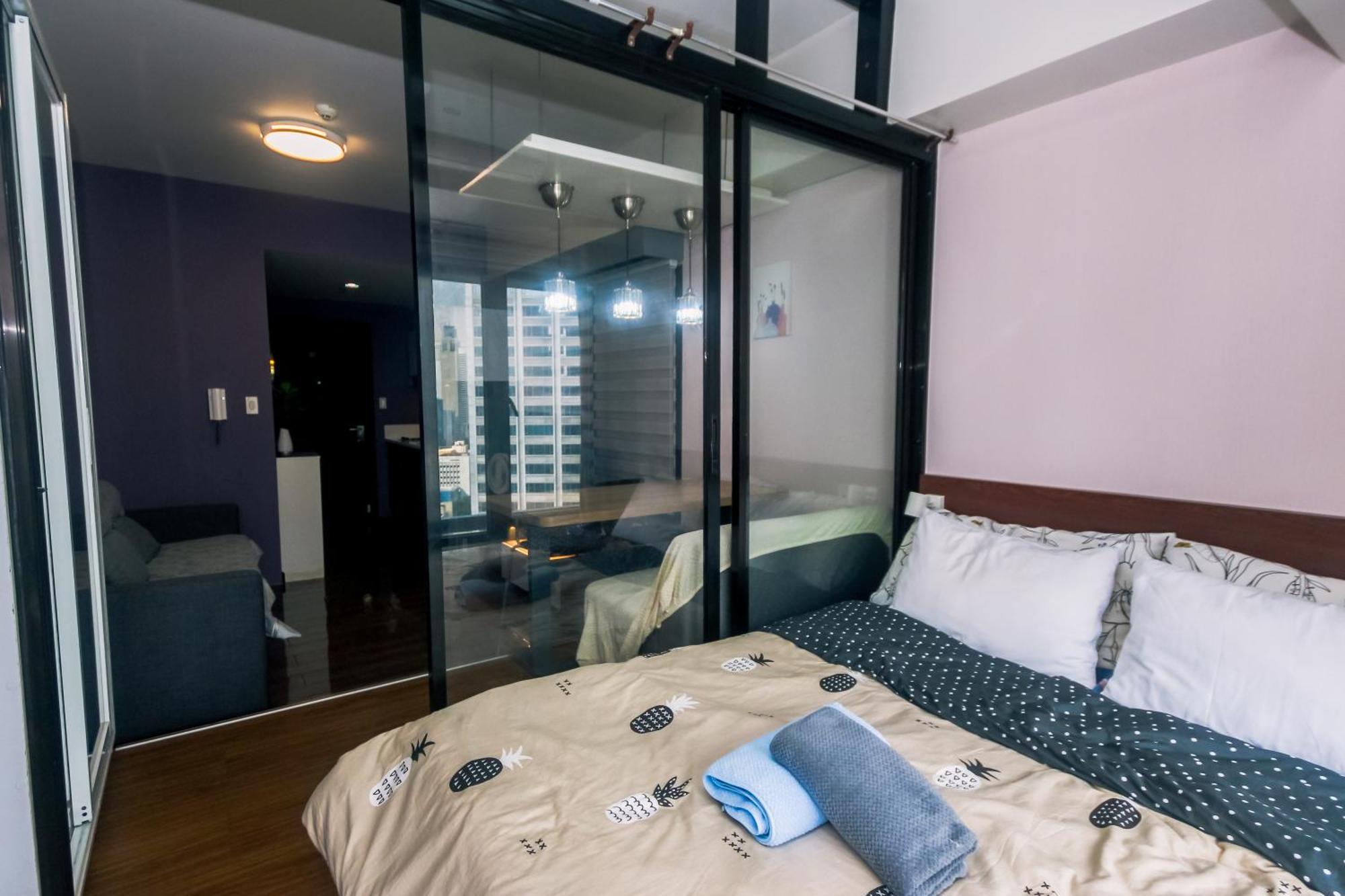 Traveler's Playground Makati Gym Swim Park Interrnet 300 Mb Apartment