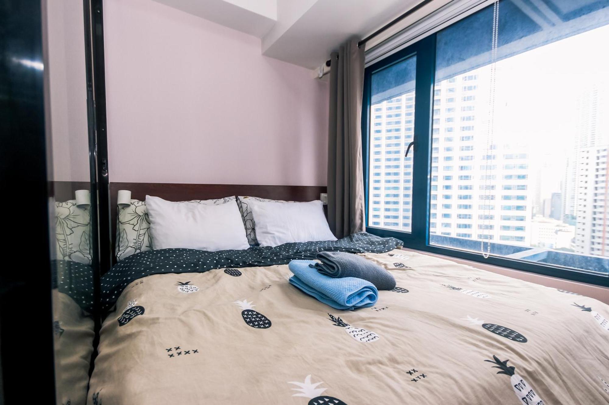 Apartment Traveler's Playground Makati Gym Swim Park Interrnet 300 Mb Manila