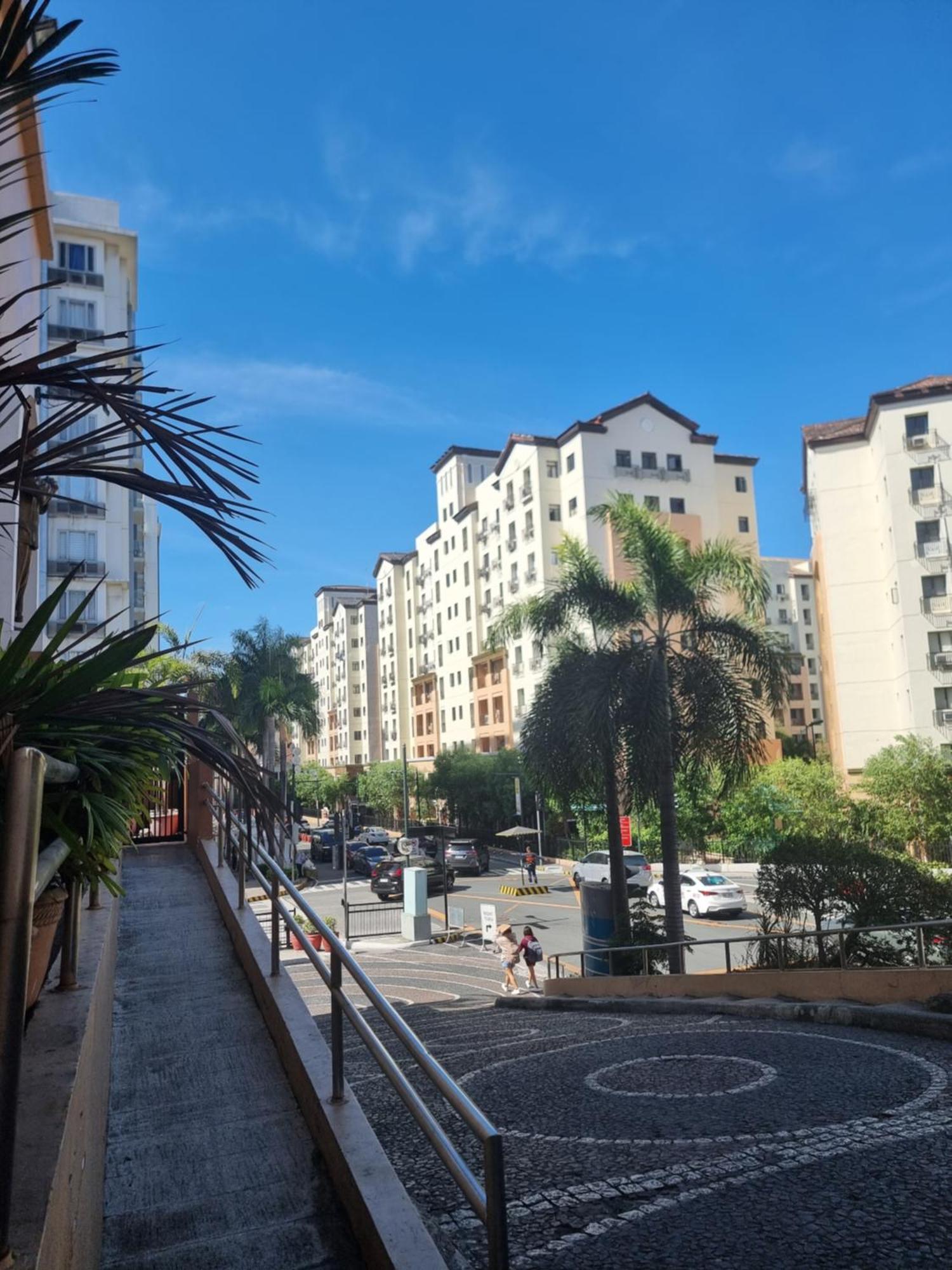 One Palm Tree Apartment