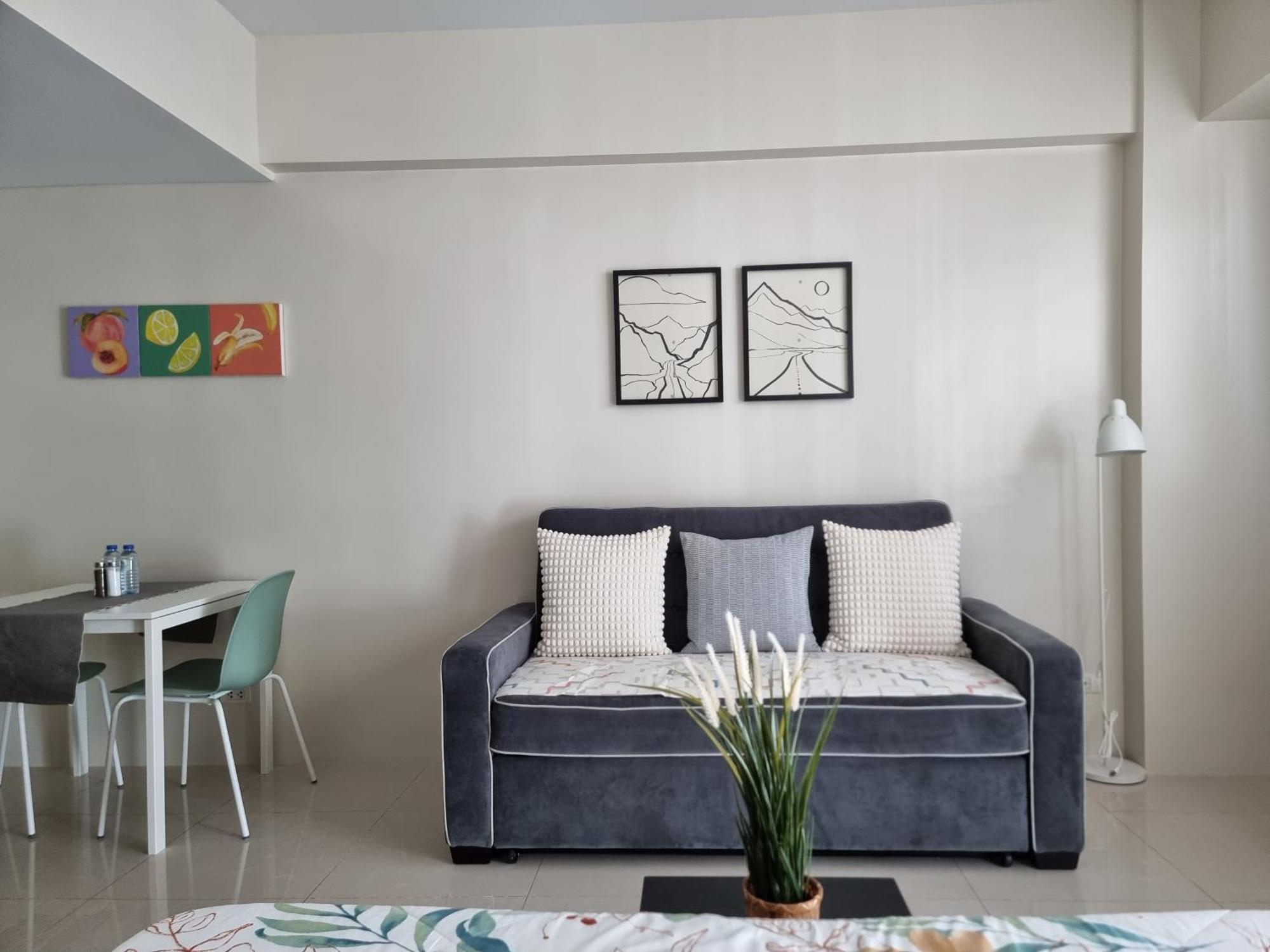 One Palm Tree Apartment *