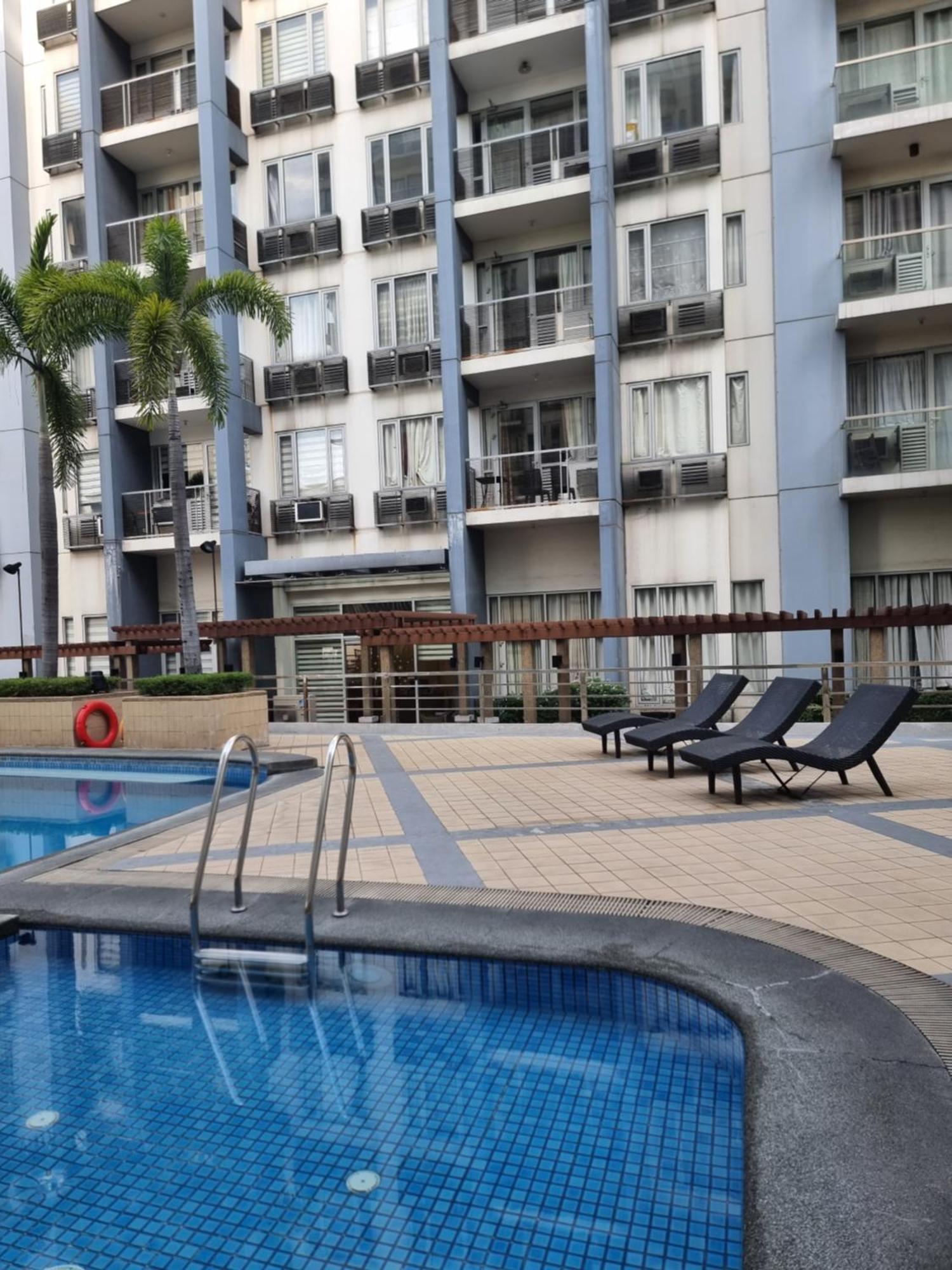 One Palm Tree Apartment *