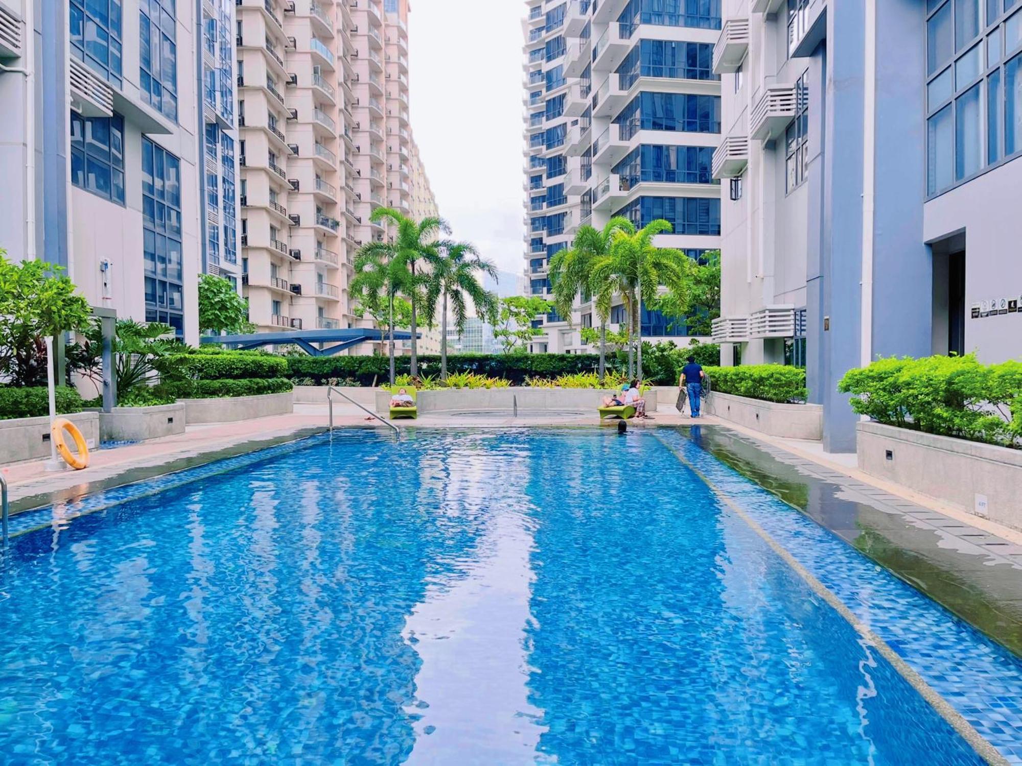 Apartment Mckinley Bgc Sleek Luxury Studio, Pool & Wi-fi