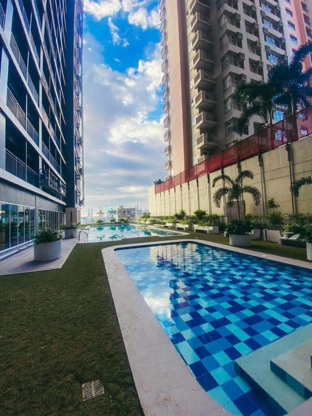 Hyrcondotel * Manila