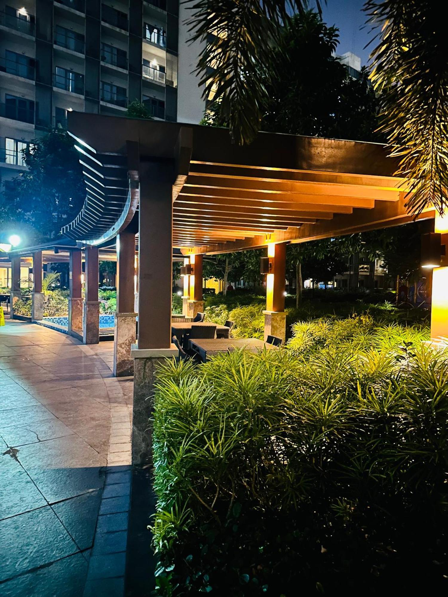 We Vibe, 81 Newport Blvd Across Naia 3 Aparthotel Manila