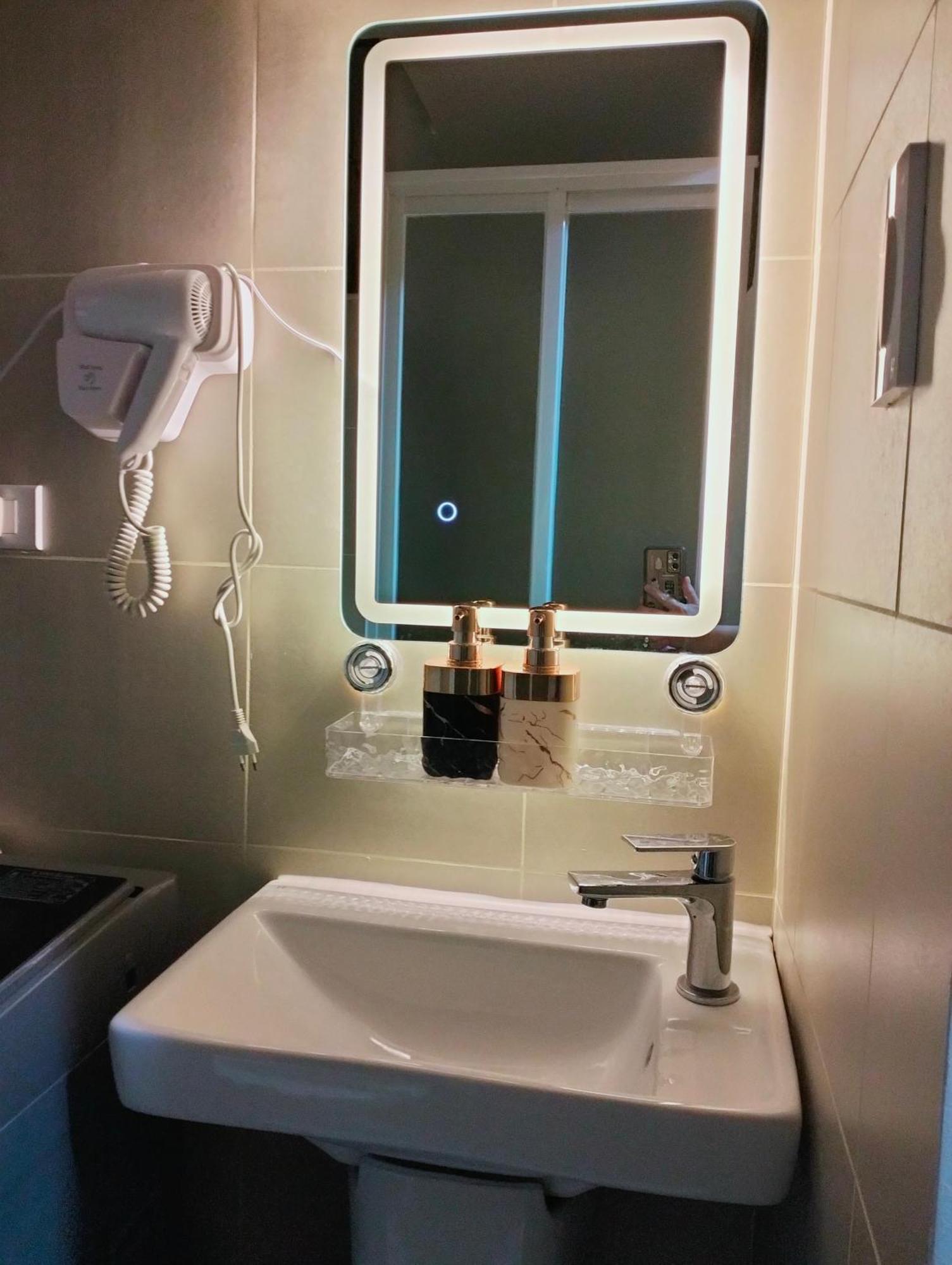 Hyrcondotel Manila