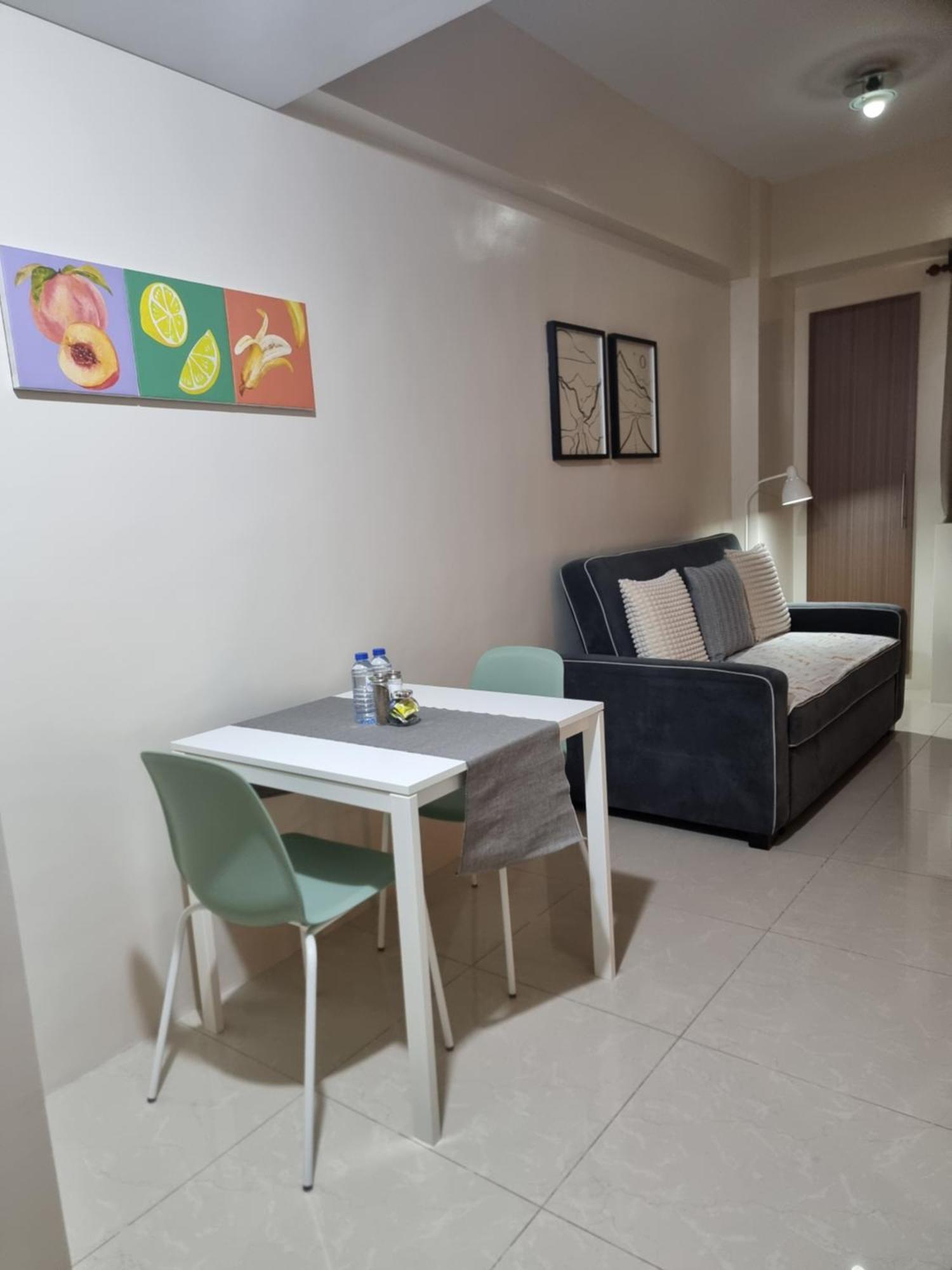 One Palm Tree Apartment