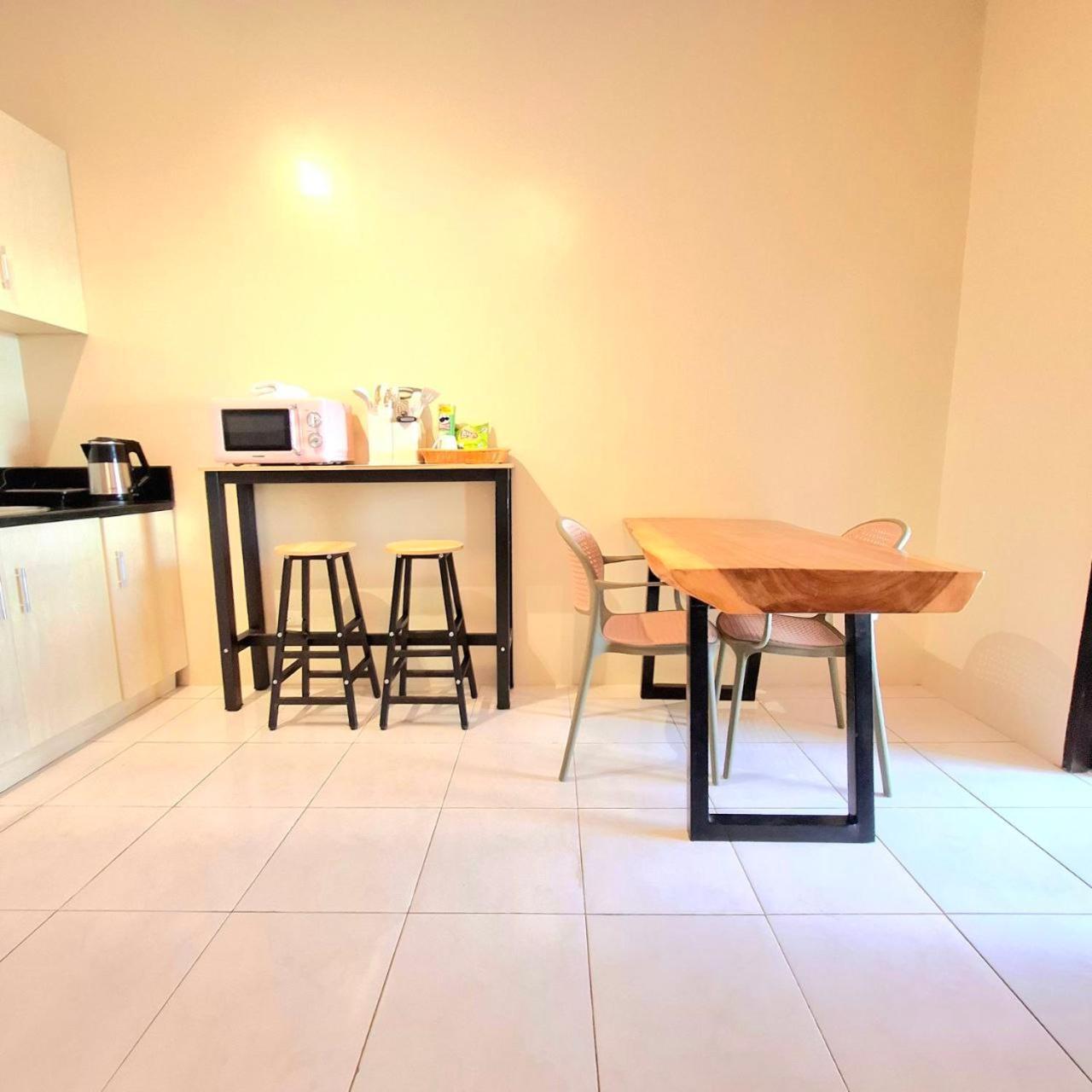 Apartment Bayview Luxury Condos: Poolside Balcony Retreats *