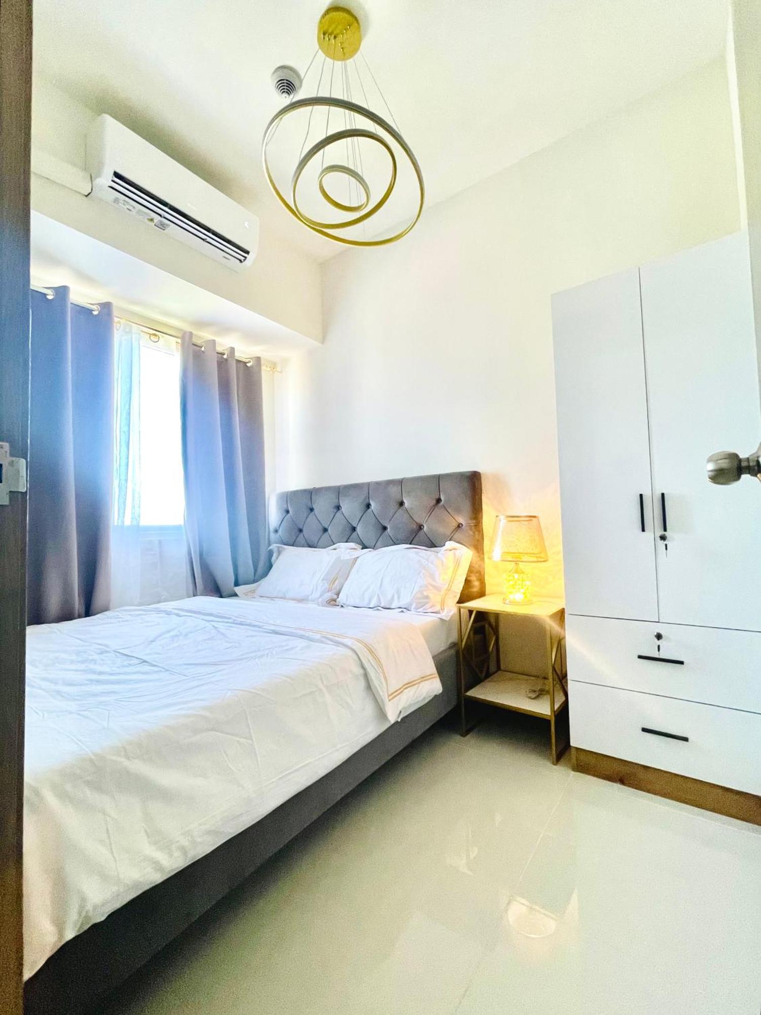 Stunning With Balcony Apartment *