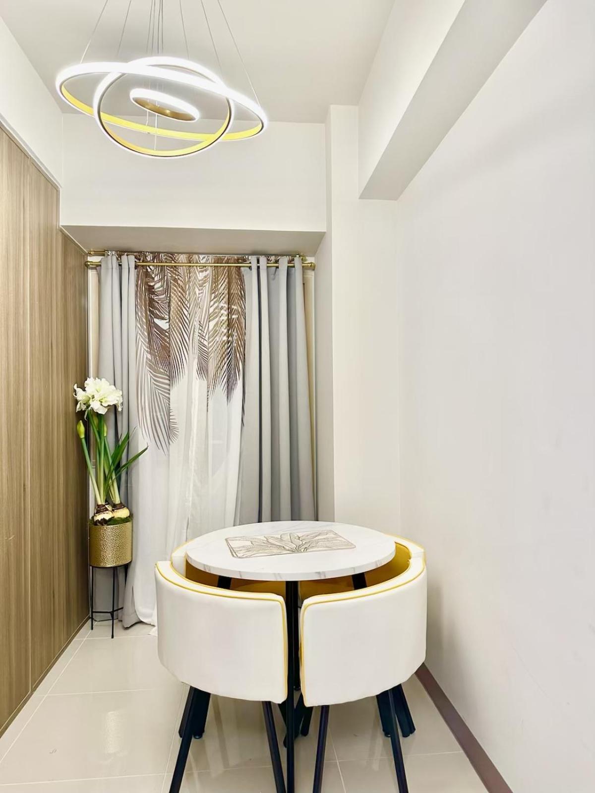 Apartment Stunning With Balcony *