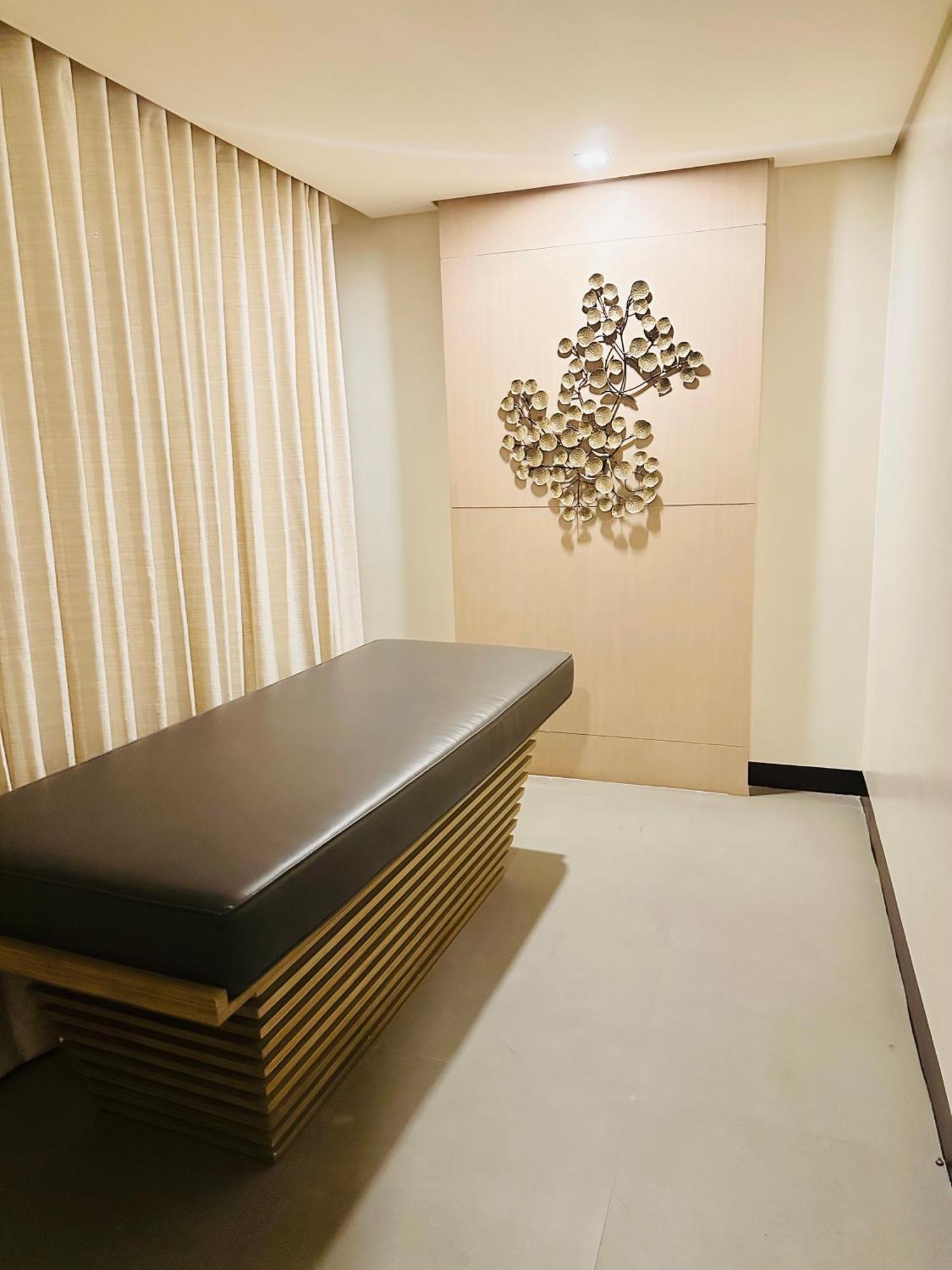 We Vibe, 81 Newport Blvd Across Naia 3 Aparthotel Manila