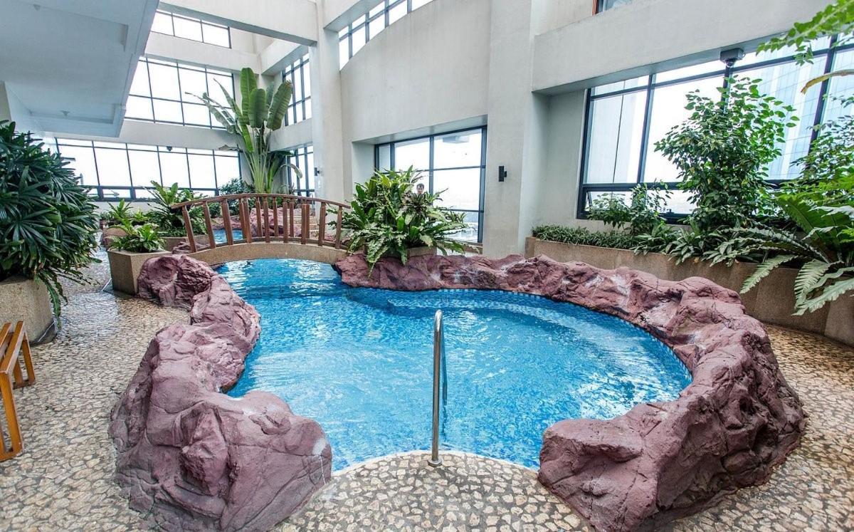 Bsa Twin Towers Pool Netflix Sm Megamall * Manila