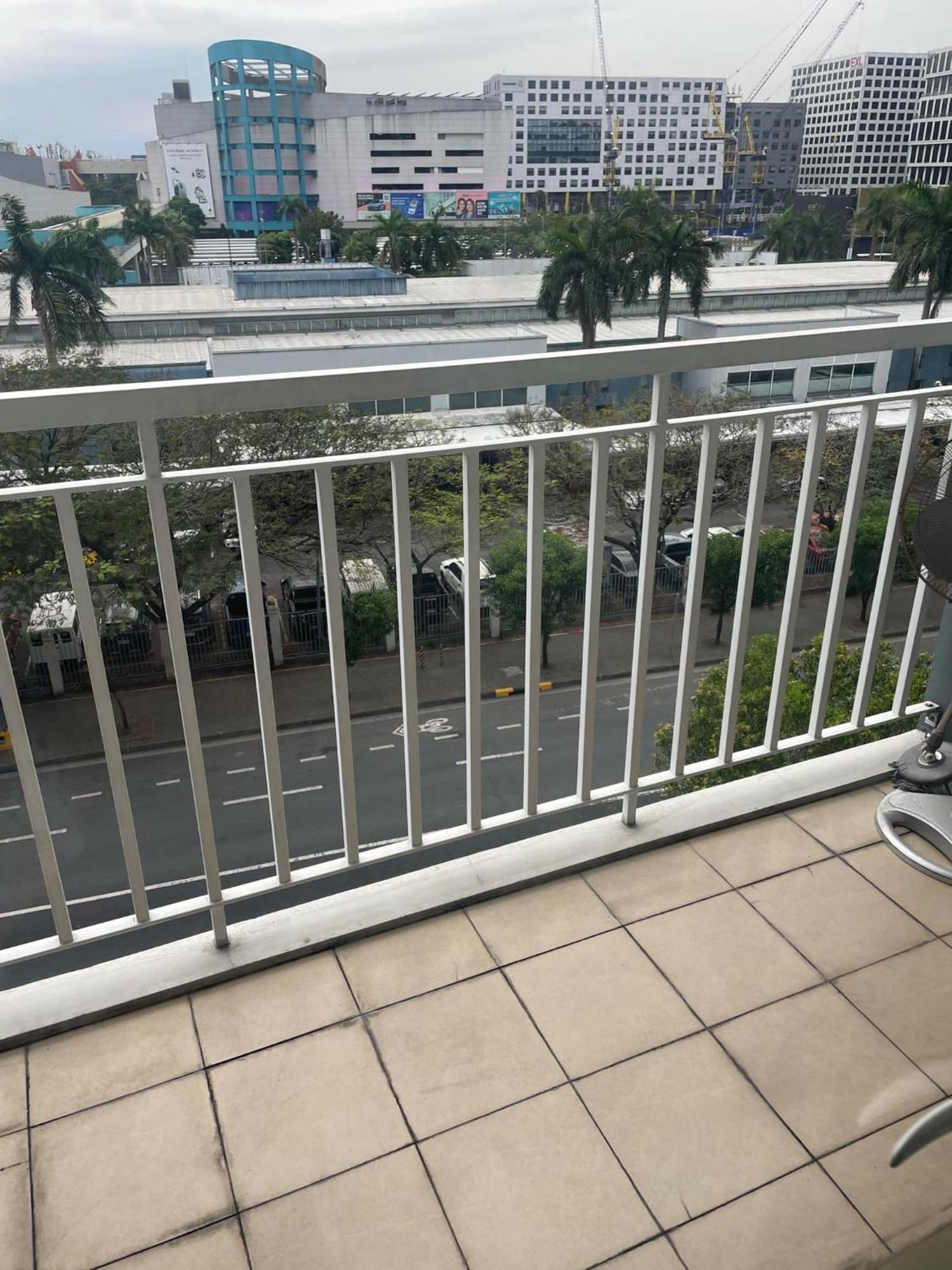 Dms Staycation Moa View Aparthotel