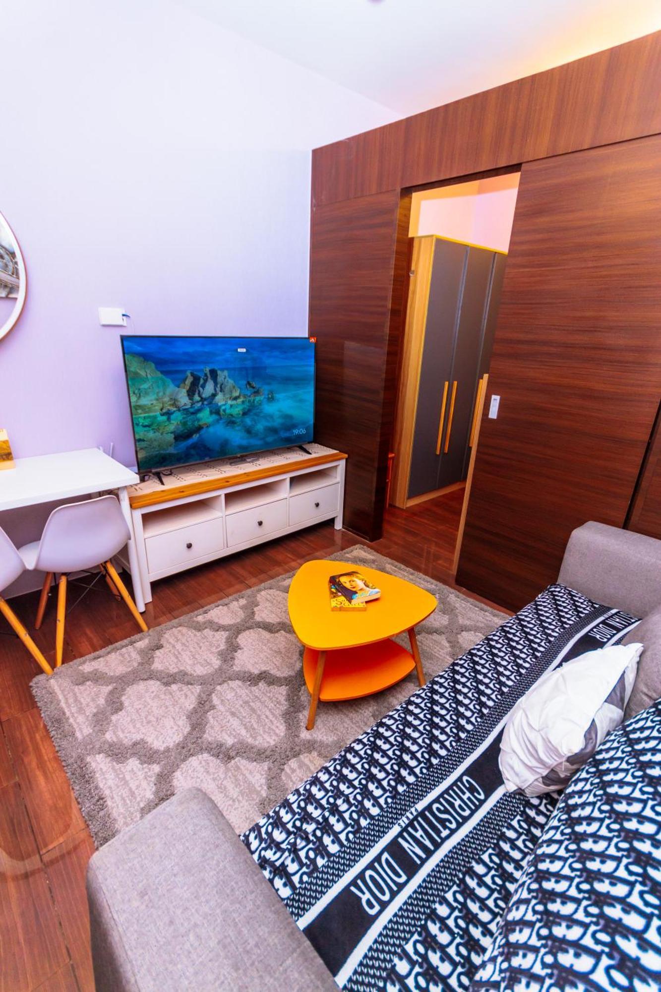 Apartment Chic Floating Penthouse Makati Gym Air Gym Swim Park 300mb