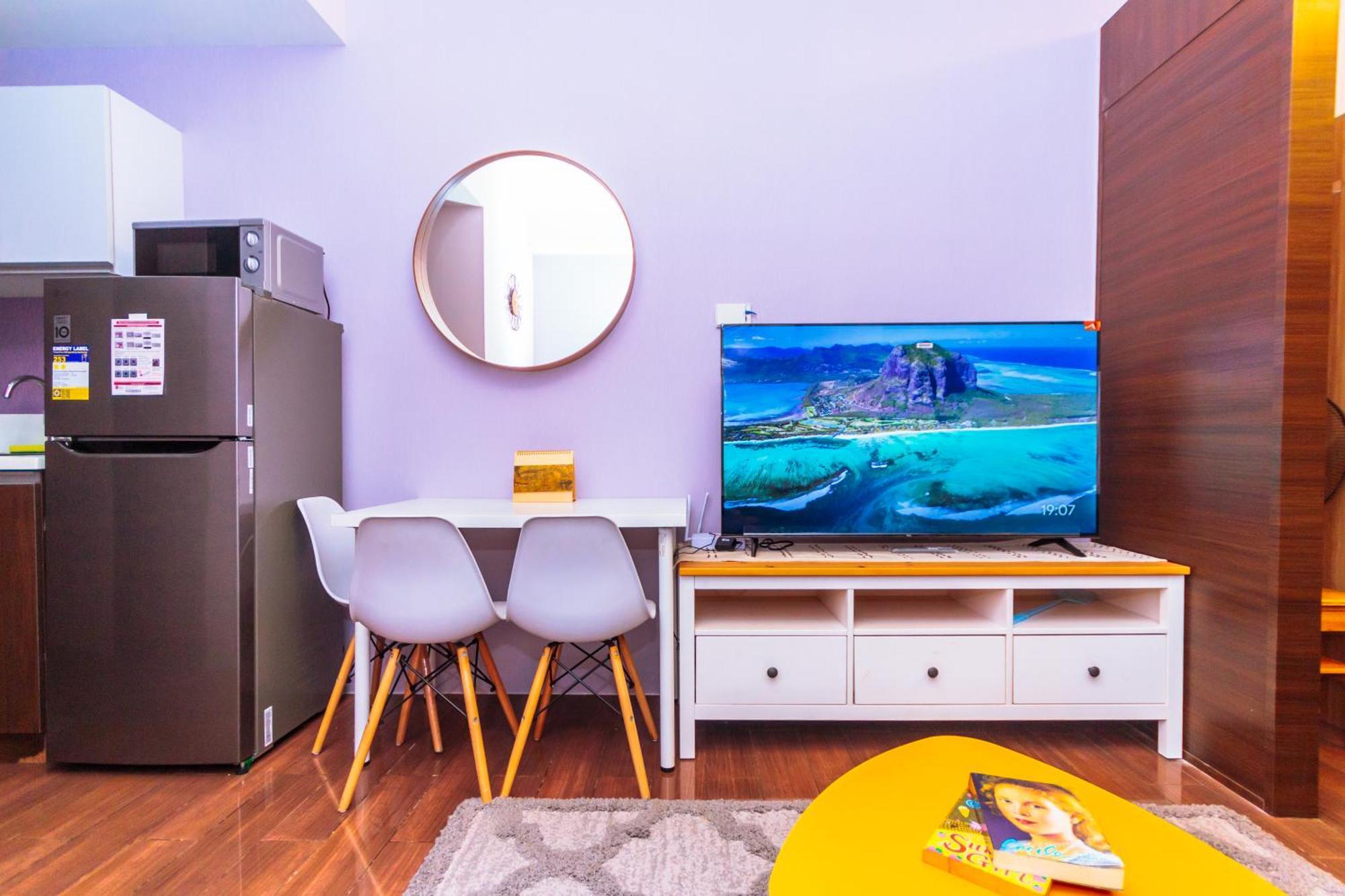 Chic Floating Penthouse Makati Gym Air Gym Swim Park 300mb Apartment *