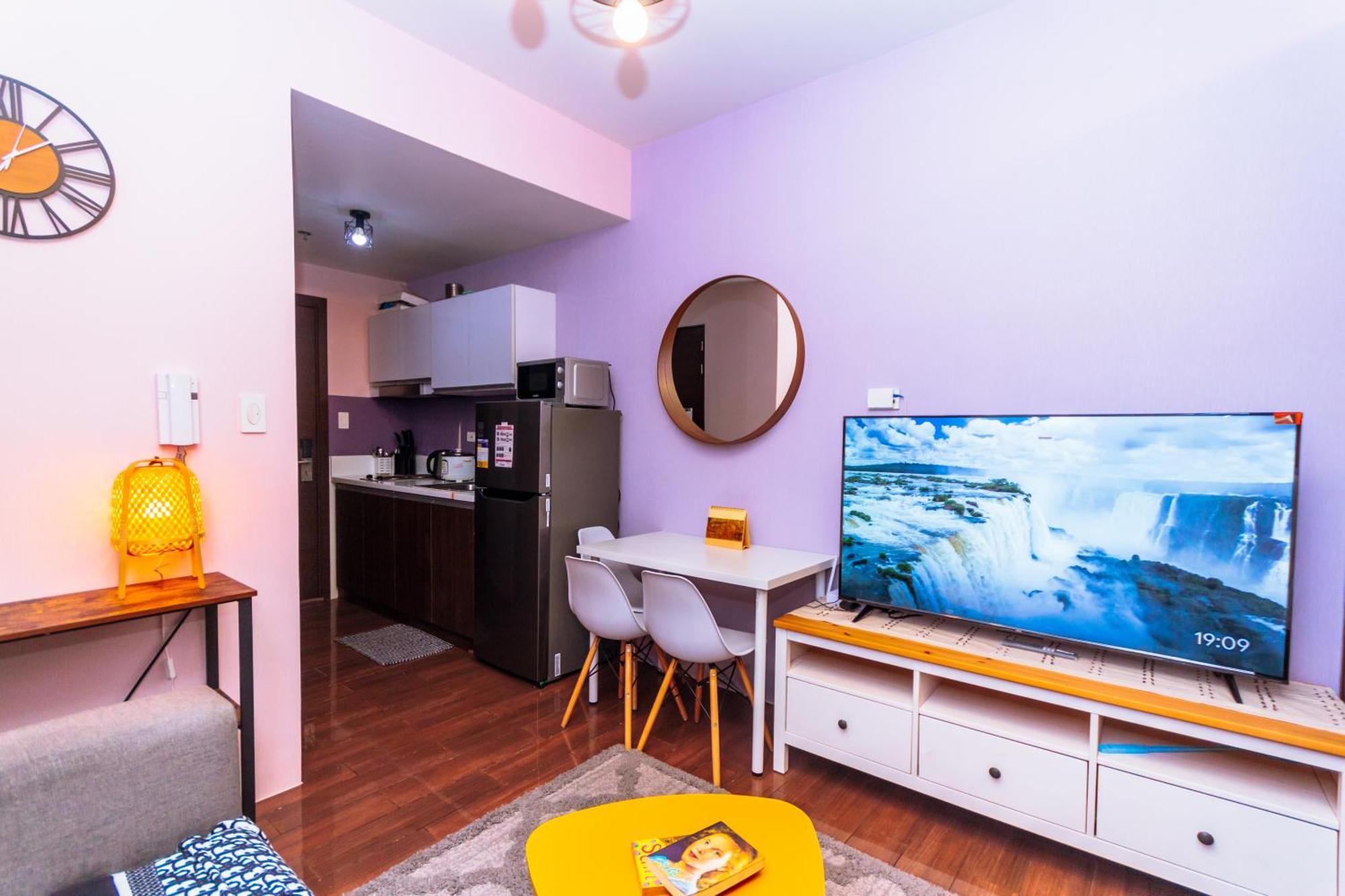 Chic Floating Penthouse Makati Gym Air Gym Swim Park 300mb * Manila