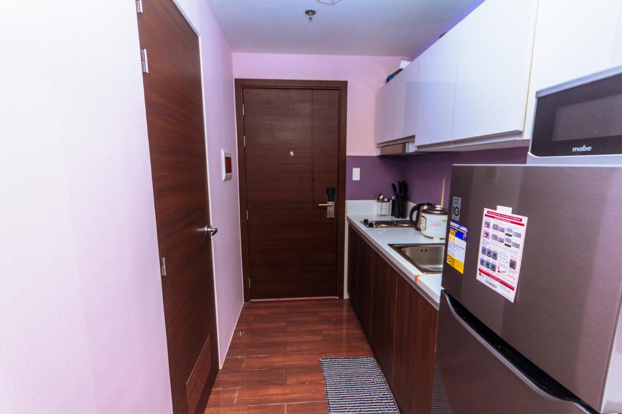 Chic Floating Penthouse Makati Gym Air Gym Swim Park 300mb Apartment *