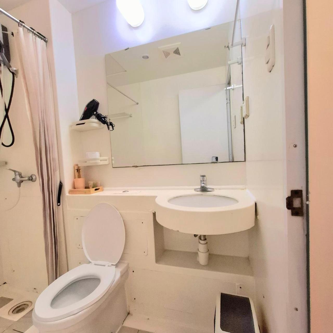 Apartment Breathtaking Bayviews - 1 Bedroom 1 Bathroom With Balcony Bayview Pool Netflix - Housekeeping Available - Manila