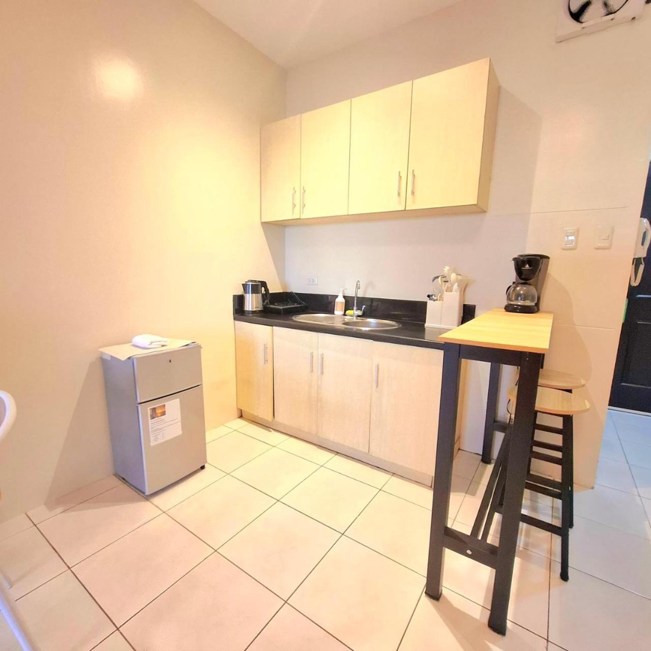 Apartment Breathtaking Bayviews - 1 Bedroom 1 Bathroom With Balcony Bayview Pool Netflix - Housekeeping Available -