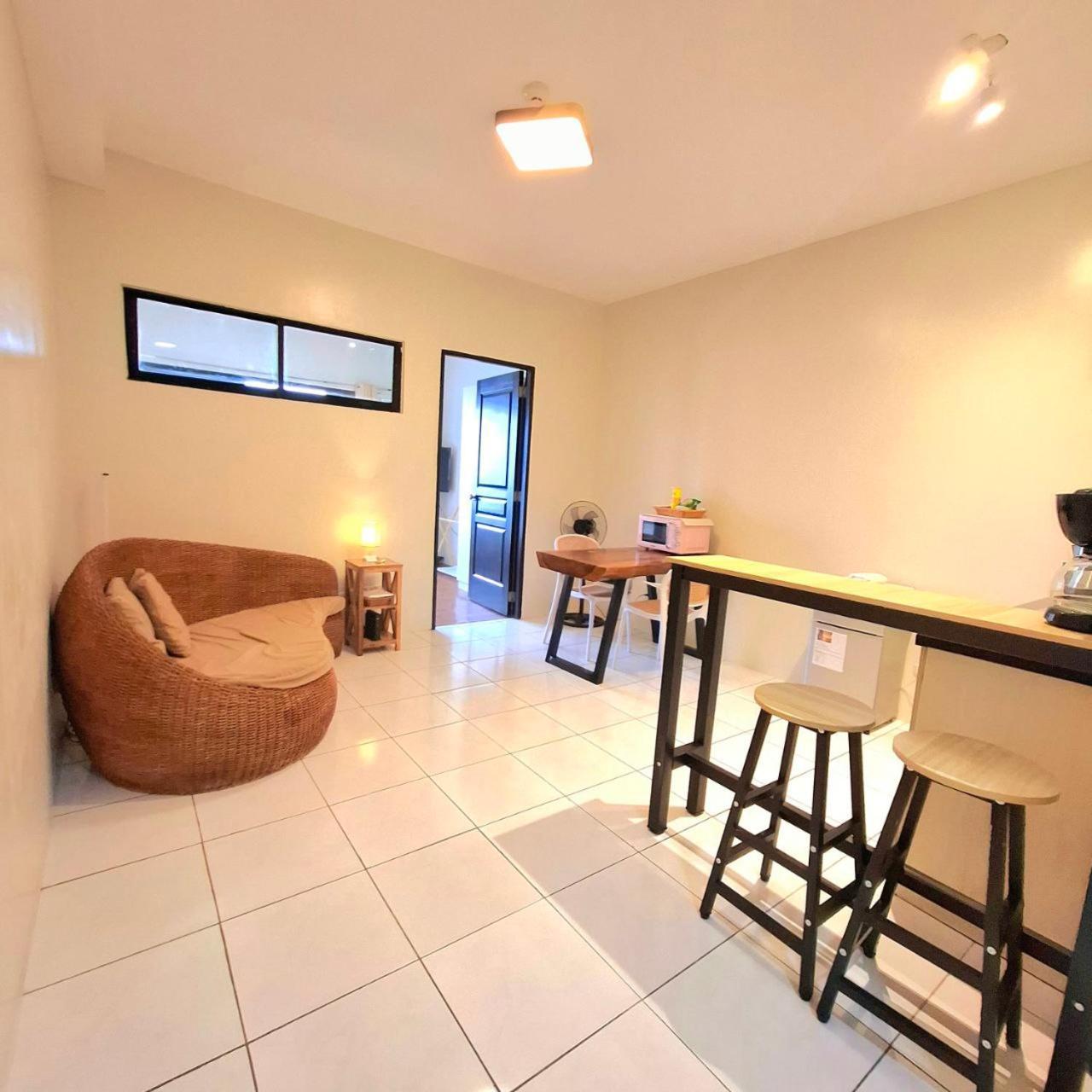 Apartment Breathtaking Bayviews - 1 Bedroom 1 Bathroom With Balcony Bayview Pool Netflix - Housekeeping Available -