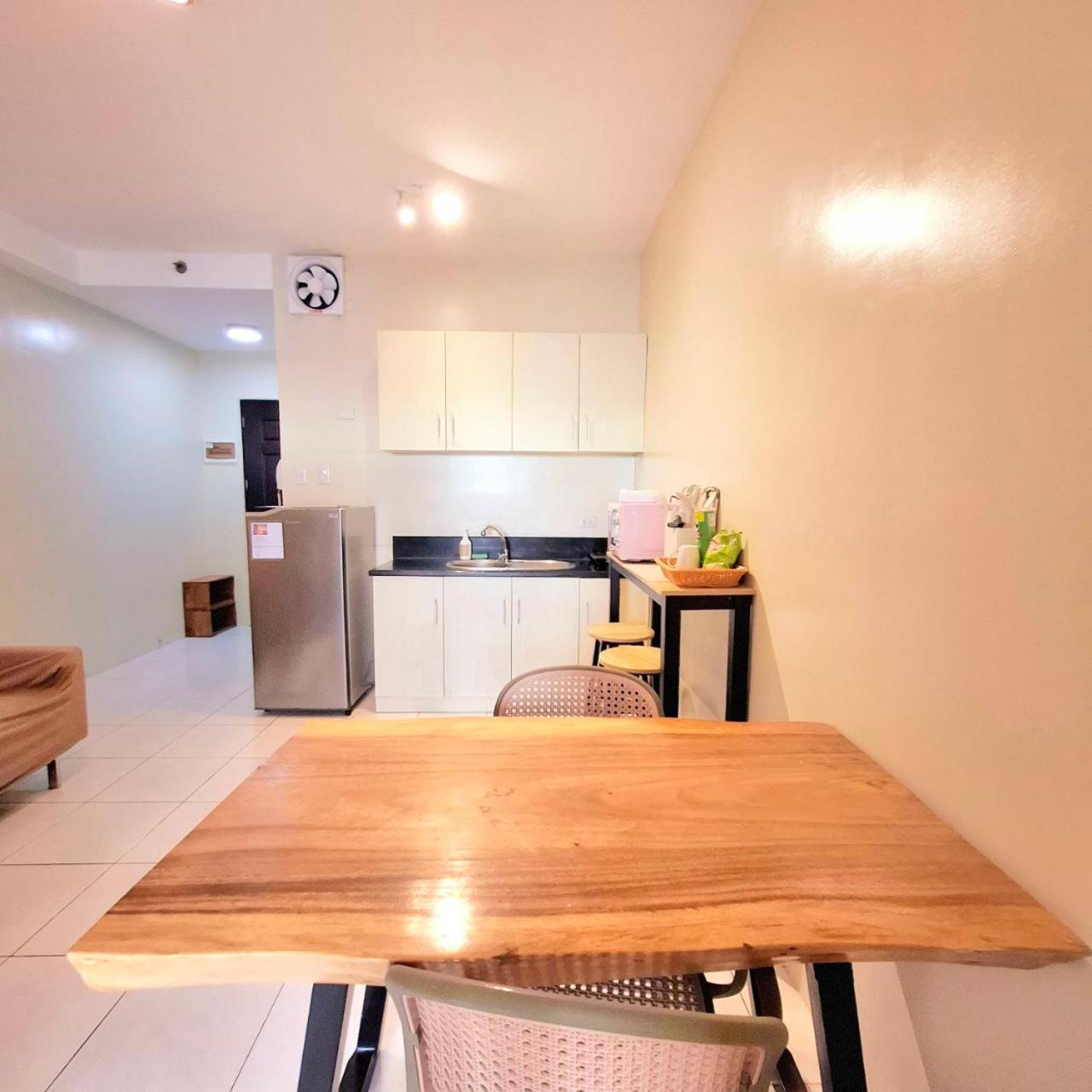 Breathtaking Bayviews - 1 Bedroom 1 Bathroom With Balcony Bayview Pool Netflix - Housekeeping Available - Apartment Manila
