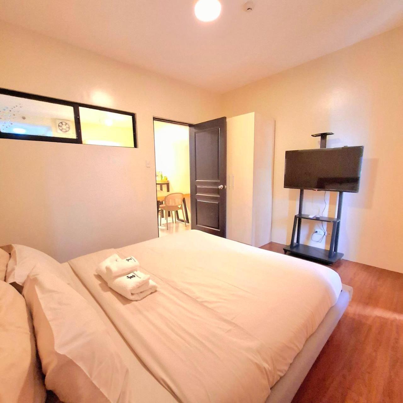 Breathtaking Bayviews - 1 Bedroom 1 Bathroom With Balcony Bayview Pool Netflix - Housekeeping Available - Manila
