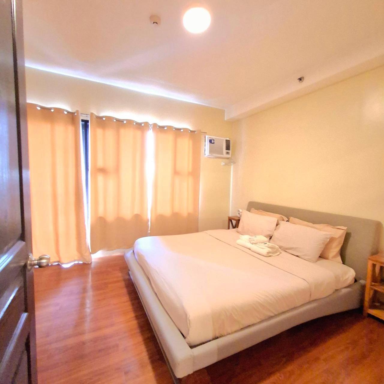 Breathtaking Bayviews - 1 Bedroom 1 Bathroom With Balcony Bayview Pool Netflix - Housekeeping Available - Apartment Manila