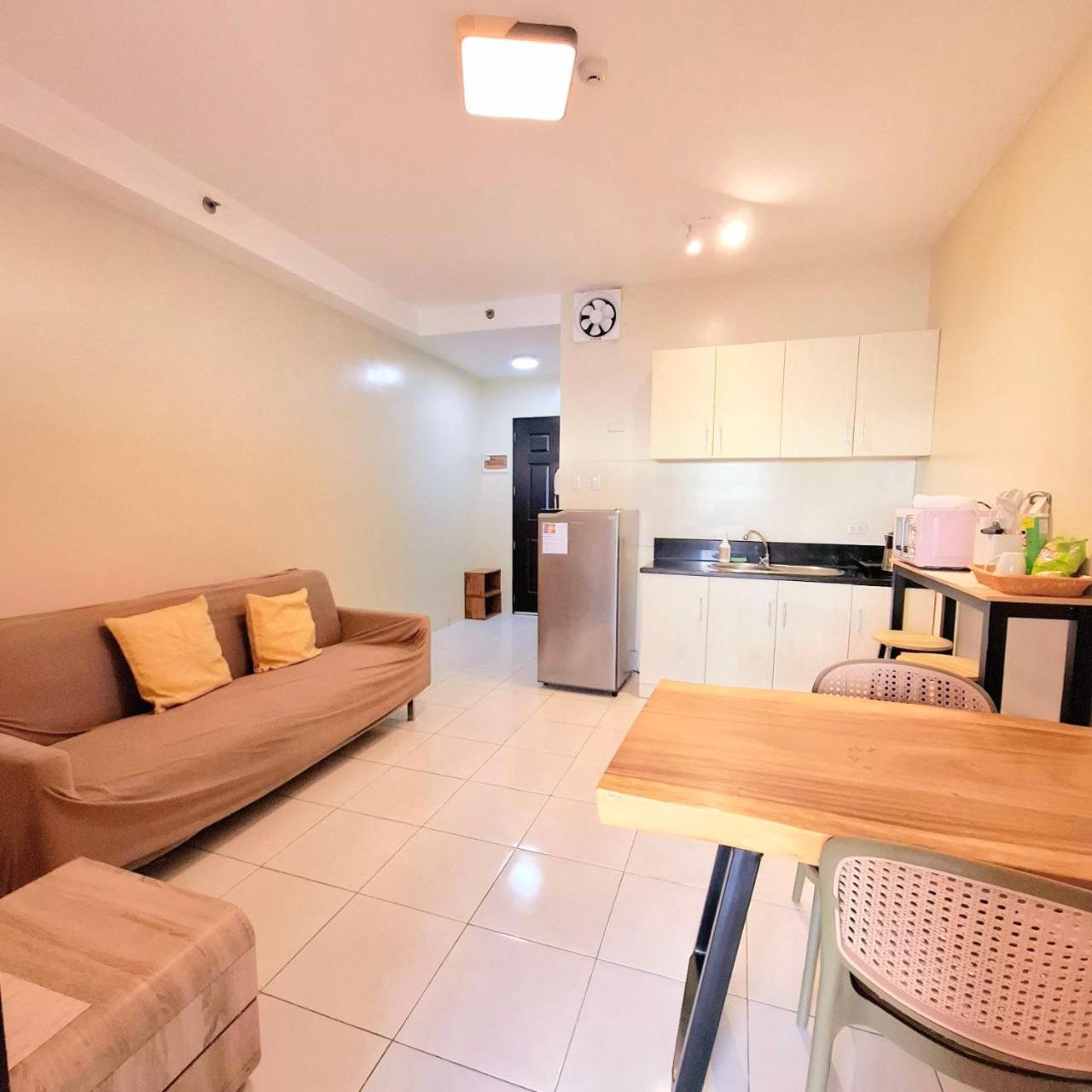 Apartment Breathtaking Bayviews - 1 Bedroom 1 Bathroom With Balcony Bayview Pool Netflix - Housekeeping Available - Manila