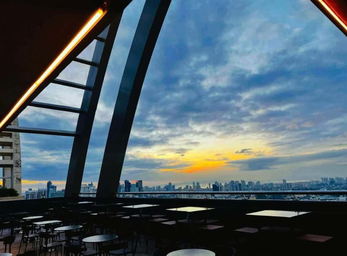 2 Bedroom 2 Bath With Netflix And Karaoke Near Mrt Edsa * Manila