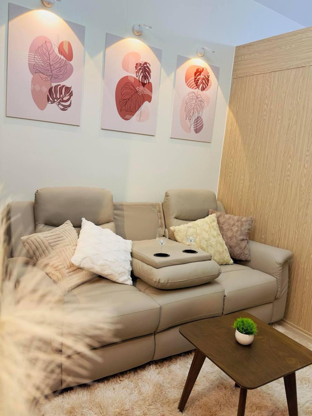 Cosy Staycation With Ps5 And 65 Inches Tv In Trees Qc Apartment *