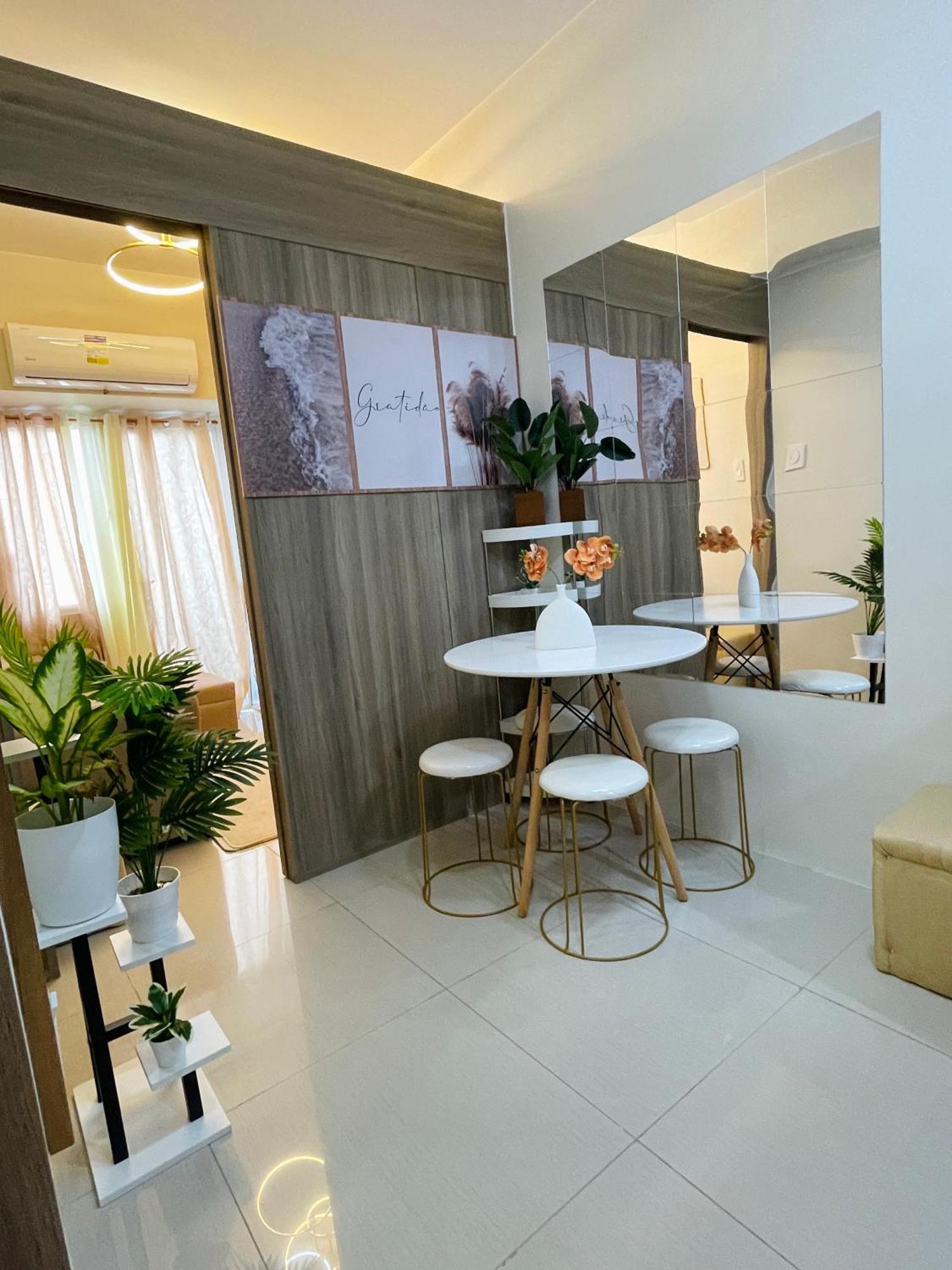 Apartment Field Residences Near Airport *
